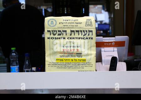 JÉRUSALEM, ISRAËL - 28 OCTOBRE 2022 : certificat casher dans une fenêtre de restaurant à Jérusalem, Israël. Jérusalem est un grand tourisme, pèlerinage et bus Banque D'Images