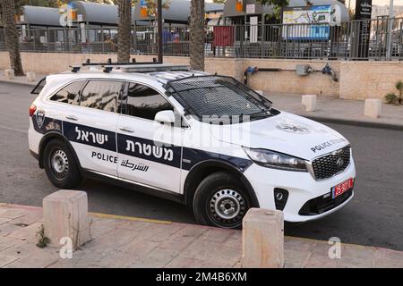 JÉRUSALEM, ISRAËL - 29 OCTOBRE 2022 : voiture de police Kia Sorento SUV à Jérusalem, Israël. Israël la police est la force de police civile d'Israël. Banque D'Images