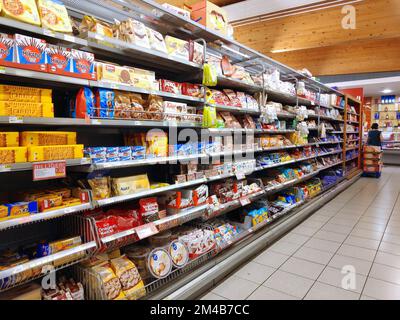 VIENNE, AUTRICHE - 8 AOÛT 2022 : section des sucreries autrichiennes dans le supermarché Spar en Autriche. Spar est une grande chaîne de supermarchés en provenance de la Néthe Banque D'Images