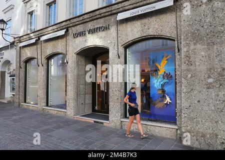 SALZBOURG, AUTRICHE - 4 AOÛT 2022: Les gens visitent le magasin de mode de sac à main de luxe Louis Vuitton à Salzbourg, Autriche. Marque française haut de gamme Louis Vuitton Banque D'Images