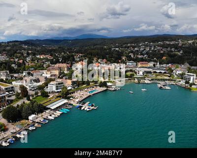 Lac de montagne Worthersee dans les Alpes autrichiennes. Paysage autrichien dans l'État de Carinthie. Ville de Velden am Worther See. Point de vue du drone. Banque D'Images