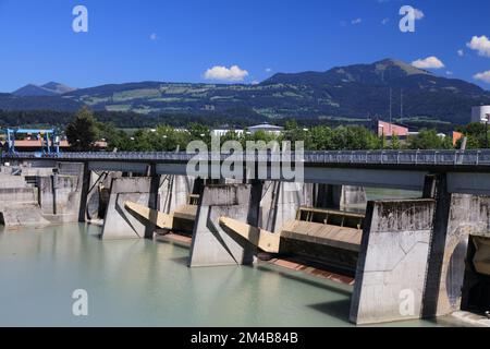 Autriche production d'hydroélectricité. Centrale hydraulique sur la rivière Salzach à Hallein. Banque D'Images