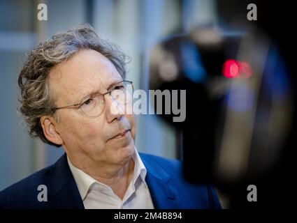 LA HAYE - pays-Bas, 20/12/2022, Frank Candel, président du conseil d'administration du Conseil pour les réfugiés, S'adresse à la presse après le verdict rendu dans l'appel de la procédure préliminaire de secours que le Conseil néerlandais pour les réfugiés a intenté contre l'État et l'Office central d'accueil des demandeurs d'asile. L'exigence est que la réception réponde à nouveau aux exigences légales minimales à compter du 1 octobre. ANP SEM VAN DER WAL pays-bas sortie - belgique sortie Banque D'Images