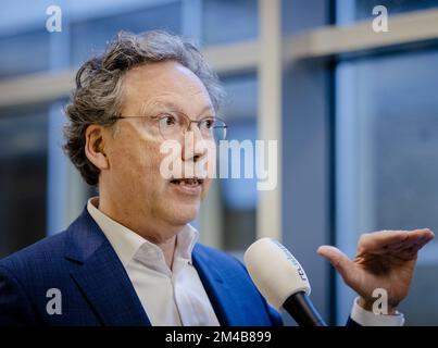 LA HAYE - pays-Bas, 20/12/2022, Frank Candel, président du conseil d'administration du Conseil pour les réfugiés, S'adresse à la presse après le verdict rendu dans l'appel de la procédure préliminaire de secours que le Conseil néerlandais pour les réfugiés a intenté contre l'État et l'Office central d'accueil des demandeurs d'asile. L'exigence est que la réception réponde à nouveau aux exigences légales minimales à compter du 1 octobre. ANP SEM VAN DER WAL pays-bas sortie - belgique sortie Banque D'Images