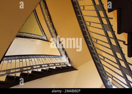 Ville de Bytom en Pologne. Ancienne et belle architecture - escalier triangulaire art nouveau dans une maison de ville. Banque D'Images