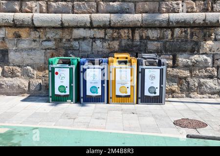 CASCAIS, PORTUGAL - 21 MAI 2018 : tri des déchets dans les conteneurs communautaires locaux de Cascais, Portugal. Banque D'Images