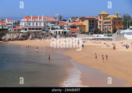 CASCAIS, PORTUGAL - 21 MAI 2018 : les touristes visitent la plage de Ribeira (Praia da Ribeira) dans le centre-ville de Cascais. Le Portugal a accueilli 12,7 millions de visiteurs étrangers en 2 Banque D'Images