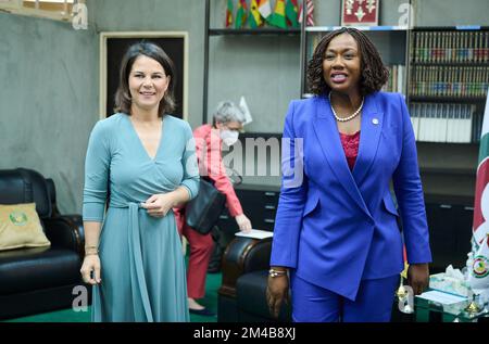 Abuja, Nigéria. 20th décembre 2022. Annalena Baerbock (l, Bündnis 90/Die Grünen), ministre des Affaires étrangères, et Damtien Tchinchibidja, vice-président de la Communauté économique des États de l'Afrique de l'Ouest (CEDEAO), font partie de la communauté économique. Le Nigéria est l'État hôte de l'organisation économique régionale de la CEDEAO. Credit: Annette Riedl/dpa/Alay Live News Banque D'Images