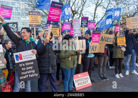 Londres, Royaume-Uni. 20th déc. 2022 les infirmières manifestent à la ligne de piquetage devant l'hôpital St Thomas, la plus grande grève des infirmières britanniques de l'histoire, alors que des milliers de nureses à travers le pays frappent dans un conflit sur le crédit à payer Rchard Lincoln Alay Live News Banque D'Images