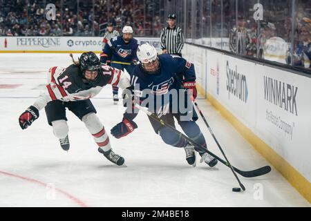 L'attaquant d'équipe des États-Unis Abby Roque (11) est défendu par la défenseuse d'équipe Canada Renata Fast (14) lors de la série Rivalry 2022-23, lundi, 19 décembre Banque D'Images