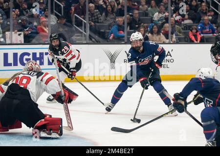 Grace Zumwinkle (13), une avant-gardienne d'équipe États-Unis, a tiré contre Emerance Maschmeyer (38), gardien de but d'équipe Canada, lors de la série Rivalry de 2022-23 Banque D'Images