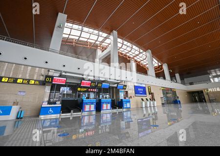 (221220) -- TAXKORGAN, 20 décembre 2022 (Xinhua) -- cette photo prise le 19 décembre 2022 montre l'intérieur du terminal d'un nouvel aéroport à plateau très élevé dans le comté autonome de Tajik, dans le nord-ouest de la Chine, la région autonome de Xinjiang Uygur. Un nouvel aéroport à plateau très haut sera inauguré ici vendredi, selon la filiale de Xinjiang de China Southern Airlines Co., Ltd Situé dans le comté autonome tadjik de Taxkorgan, le nouvel aéroport sera l'aéroport le plus à l'ouest de Chine et le premier aéroport de plateau de la région. La capacité de transport de passagers et le volume de fret de l'aéroport seront de plus en plus importants Banque D'Images