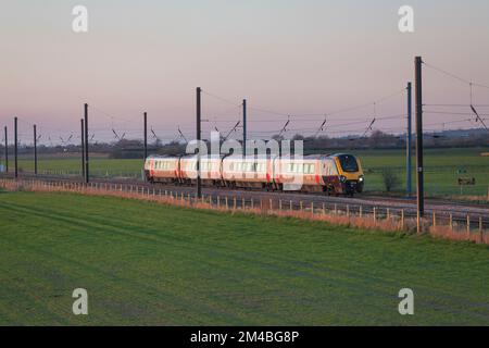 Arriva CrossCountry trains classe 220 diesel voyager train sur la ligne principale électrifiée de la côte est à Newsham (nord de Thirsk) Banque D'Images