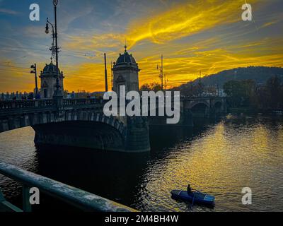 Une vue magnifique sur le pont de la légion au coucher du soleil à Prague, en Tchéquie. Banque D'Images