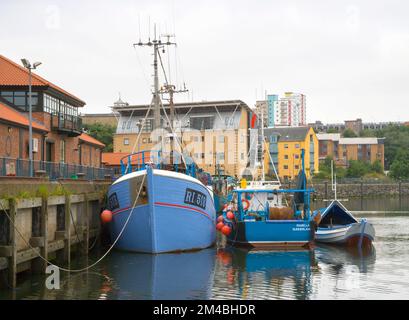 bateaux de pêche amarrés dans le port de sunderland sur la côte de tyne et de wear Banque D'Images