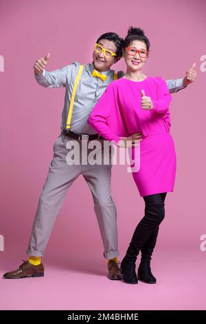 Photo studio d'un couple chinois expérimenté plein d'humour Banque D'Images