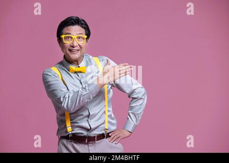 Photo studio d'un homme chinois expérimenté plein d'humour Banque D'Images