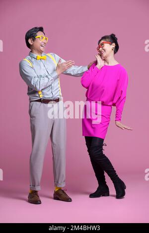 Photo studio d'un couple chinois expérimenté plein d'humour Banque D'Images