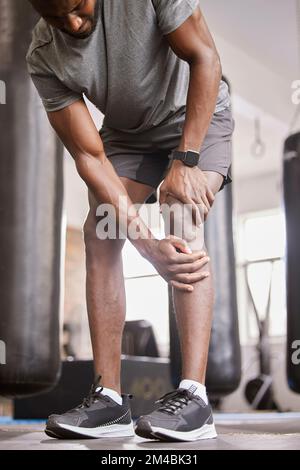 Fitness, douleurs au genou et blessures de l'homme en salle de gym avec accident musculaire, urgence médicale et risque de premiers soins après l'entraînement. Douleurs articulaires, jambes et Banque D'Images