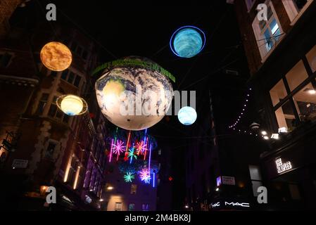 Cette année, attendez-vous à l'inattendu... Célébrant 25 ans de lumières et d'installations, découvrez une mésavense des pièces les plus appréciées du passé. Tout au long de Carnaby, les visiteurs verront un élément passionnant d'installations historiques incorporant 14 thèmes différents. Les caractéristiques incluent des paroles au néon de Queen’s Bohemian Rhapsody, des langues Rolling Stones étincelantes, des favoris de fans tels que des robins surdimensionnés, un bonhomme de neige géant, des palmiers colorés du Carnaby Carnival Carnival ainsi que des scènes sous-marines de l'inoubliable Under the Sea. Banque D'Images