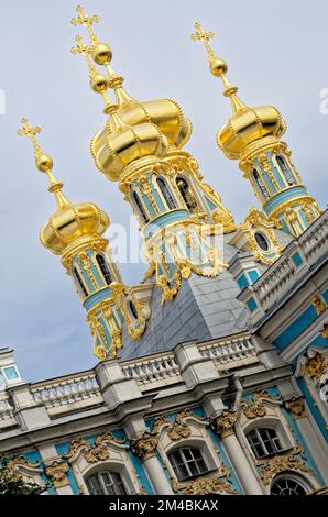 Les flèches dorées de l'église de la Résurrection au Palais de Catherine. Situé dans la ville de Tsarskoye Selo (Pouchkine), St. Petersbourg, Russie. 24 Banque D'Images