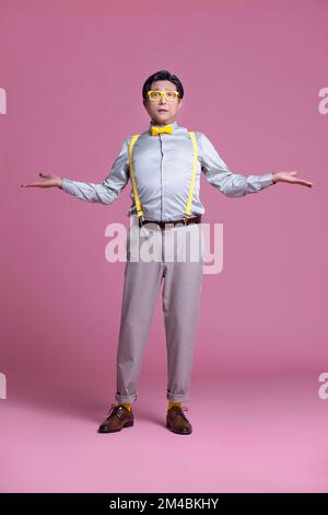 Photo studio d'un homme chinois expérimenté plein d'humour Banque D'Images