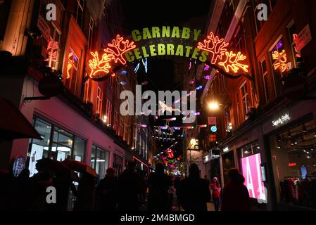 Cette année, attendez-vous à l'inattendu... Célébrant 25 ans de lumières et d'installations, découvrez une mésavense des pièces les plus appréciées du passé. Tout au long de Carnaby, les visiteurs verront un élément passionnant d'installations historiques incorporant 14 thèmes différents. Les caractéristiques incluent des paroles au néon de Queen’s Bohemian Rhapsody, des langues Rolling Stones étincelantes, des favoris de fans tels que des robins surdimensionnés, un bonhomme de neige géant, des palmiers colorés du Carnaby Carnival Carnival ainsi que des scènes sous-marines de l'inoubliable Under the Sea. Banque D'Images