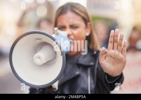 Femme, mégaphone et main dans la protestation pour mettre fin à la violence fondée sur le sexe, la discrimination ou l'égalité dans la ville. Une militante militante en colère criait, protestant Banque D'Images