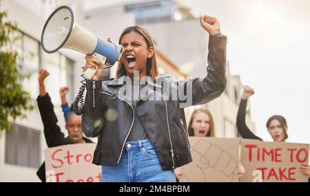 Proteste, crie et femme au mégaphone dans la ville qui marche pour l'égalité des sexes, la justice et la liberté. Démonstration, changement social et foule de personnes Banque D'Images