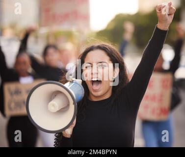 Mégaphone, femme et peuple pour l'égalité des sexes, les droits de l'homme ou la justice avec la liberté d'expression dans la rue de la ville. Votez, protestez et une fille mexicaine dans la foule Banque D'Images