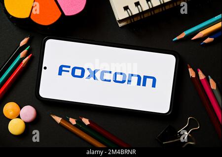 Pologne. 17th décembre 2022. Dans cette illustration, un logo Foxconn apparaît sur un smartphone. Crédit : SOPA Images Limited/Alamy Live News Banque D'Images