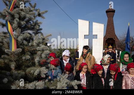 20 décembre 2022, Popesti Leordeni, Roumanie. Un mémorial a été dévoilé aujourd'hui à la mémoire d'Ian Henry Parry (né en 1965, mort en 1989 - date de naissance du mémorial incorrecte), un jeune photographe freelance britannique décédé le 28th décembre 1989 alors qu'il était en affectation pour un journal britannique couvrant la Révolution roumaine. Deux autres journalistes sont également commémorés sur le nouveau mémorial, Danny Huwe de Belgique et Jean-Louis Calderon de France. Le frère Ian ParryÕs, Charles, rédacteur en chef Aidan Sullivan avec lequel Ian travaillait au moment de sa mort, et British Amb, assistaient à la cérémonie Banque D'Images