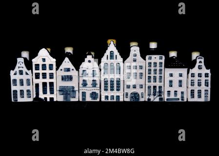 Den Helder, pays-Bas. Décembre 2022. Maisons en céramique avec des gables hollandais sur fond noir. Photo de haute qualité Banque D'Images