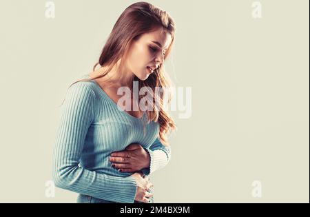 Fille ayant un stomachache. Jeune femme souffrant de douleurs abdominales. Femme mal d'estomac Banque D'Images