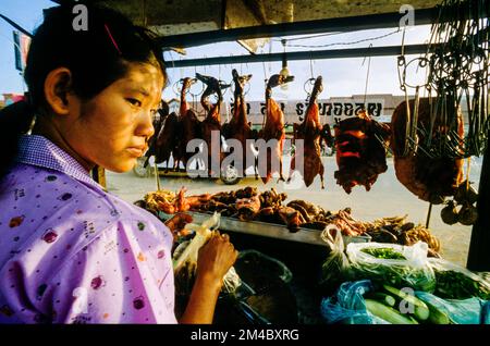 Poulet frit vendu dans la rue à Siem Reap Banque D'Images