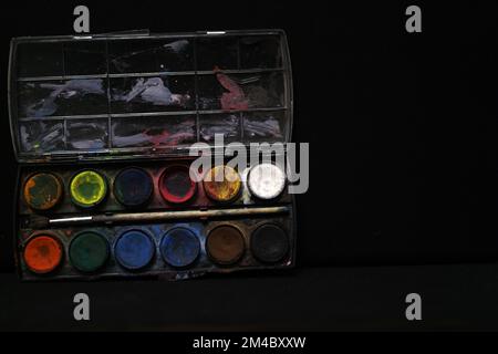 Palette aquarelle isolée sur le noir Banque D'Images