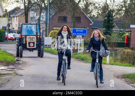 Pays-Bas, enfants à vélo sur une route de campagne dans le village de Driel Banque D'Images