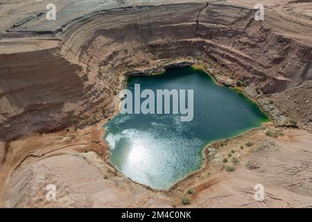 Lac caché vert profond à Timna près d'Eilat, zone d'Arava en Israël. Banque D'Images