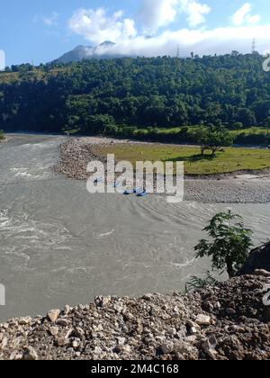 Une vue sur les bateaux radeau au bord de la rivière sur la plage avec les montagnes en arrière-plan Banque D'Images