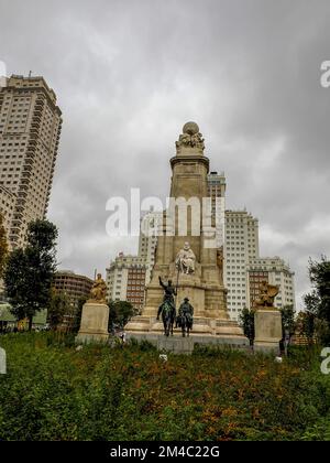 Madrid espagne place placa de espana monument Miguel de Cervantes au coucher du soleil Banque D'Images
