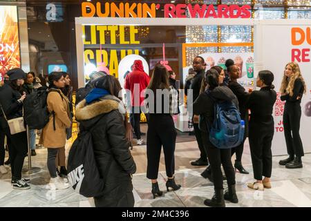 Les visiteurs des jardins d'Hudson à New York jeudi, 15 décembre 2022 font la queue pour une activation de marque hors du jeu et reçoivent gratuitement des échantillons de latte Signature de mocha à la menthe poivrée, des cartes-cadeaux et des friandises au salon de fidélité DunkinÕ. (© Richard B. Levine) Banque D'Images