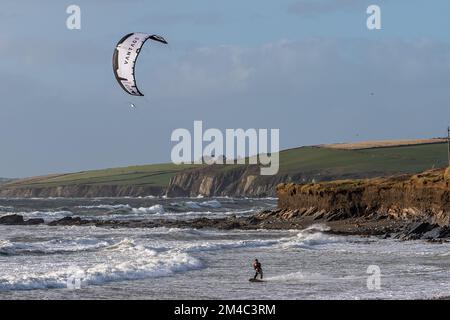 Garretstown, West Cork, Irlande. 20th décembre 2022. Les surfeurs de cerf-volant étaient en vigueur à Garretstown Beach aujourd'hui, ce qui a fait le maximum des vents forts, qui ont frappé 35KMH. Crédit : AG News/Alay Live News. Banque D'Images