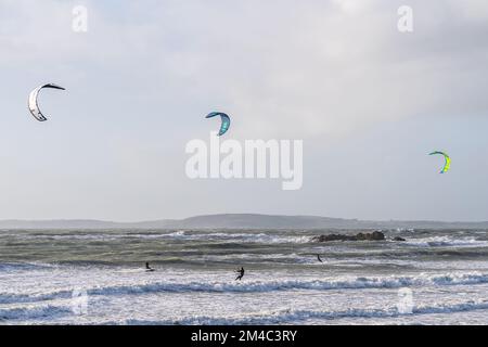 Garretstown, West Cork, Irlande. 20th décembre 2022. Les surfeurs de cerf-volant étaient en vigueur à Garretstown Beach aujourd'hui, ce qui a fait le maximum des vents forts, qui ont frappé 35KMH. Crédit : AG News/Alay Live News. Banque D'Images