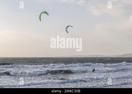 Garretstown, West Cork, Irlande. 20th décembre 2022. Les surfeurs de cerf-volant étaient en vigueur à Garretstown Beach aujourd'hui, ce qui a fait le maximum des vents forts, qui ont frappé 35KMH. Crédit : AG News/Alay Live News. Banque D'Images