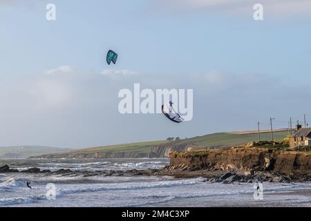 Garretstown, West Cork, Irlande. 20th décembre 2022. Les surfeurs de cerf-volant étaient en vigueur à Garretstown Beach aujourd'hui, ce qui a fait le maximum des vents forts, qui ont frappé 35KMH. Crédit : AG News/Alay Live News Banque D'Images