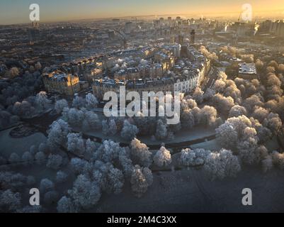 Prise de vue aérienne de Park Circus, Glasgow depuis le parc Kelvingrove avec tous les arbres couverts de givre après plusieurs jours de températures inférieures à zéro. Banque D'Images