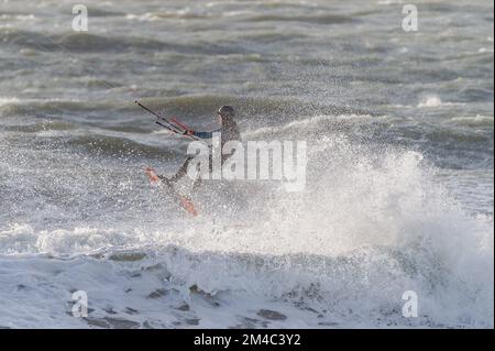 Garretstown, West Cork, Irlande. 20th décembre 2022. Les surfeurs de cerf-volant étaient en vigueur à Garretstown Beach aujourd'hui, ce qui a fait le maximum des vents forts, qui ont frappé 35KMH. Crédit : AG News/Alay Live News Banque D'Images