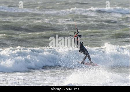 Garretstown, West Cork, Irlande. 20th décembre 2022. Les surfeurs de cerf-volant étaient en vigueur à Garretstown Beach aujourd'hui, ce qui a fait le maximum des vents forts, qui ont frappé 35KMH. Crédit : AG News/Alay Live News Banque D'Images