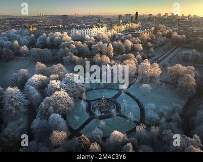 Prise de vue aérienne de Park Circus, Glasgow depuis le parc Kelvingrove avec tous les arbres couverts de givre après plusieurs jours de températures inférieures à zéro. Banque D'Images