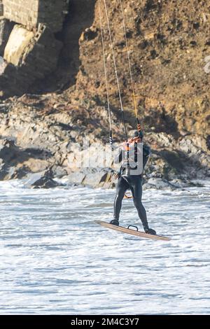 Garretstown, West Cork, Irlande. 20th décembre 2022. Les surfeurs de cerf-volant étaient en vigueur à Garretstown Beach aujourd'hui, ce qui a fait le maximum des vents forts, qui ont frappé 35KMH. Crédit : AG News/Alay Live News Banque D'Images